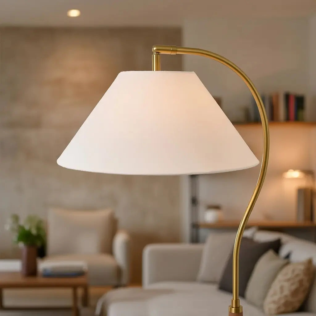 Bogen-Stehlampe mit Mid-Century-Holzgestell und Stoffschirm für das Wohnzimmer