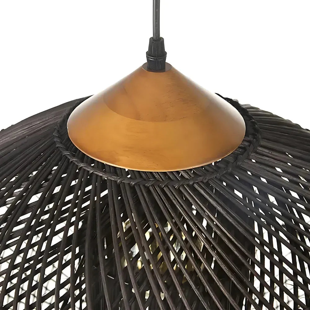 Handgeflochtene Rattan-Pendelleuchte mit offenem Flechtmuster und warmem, stimmungsvollem Licht