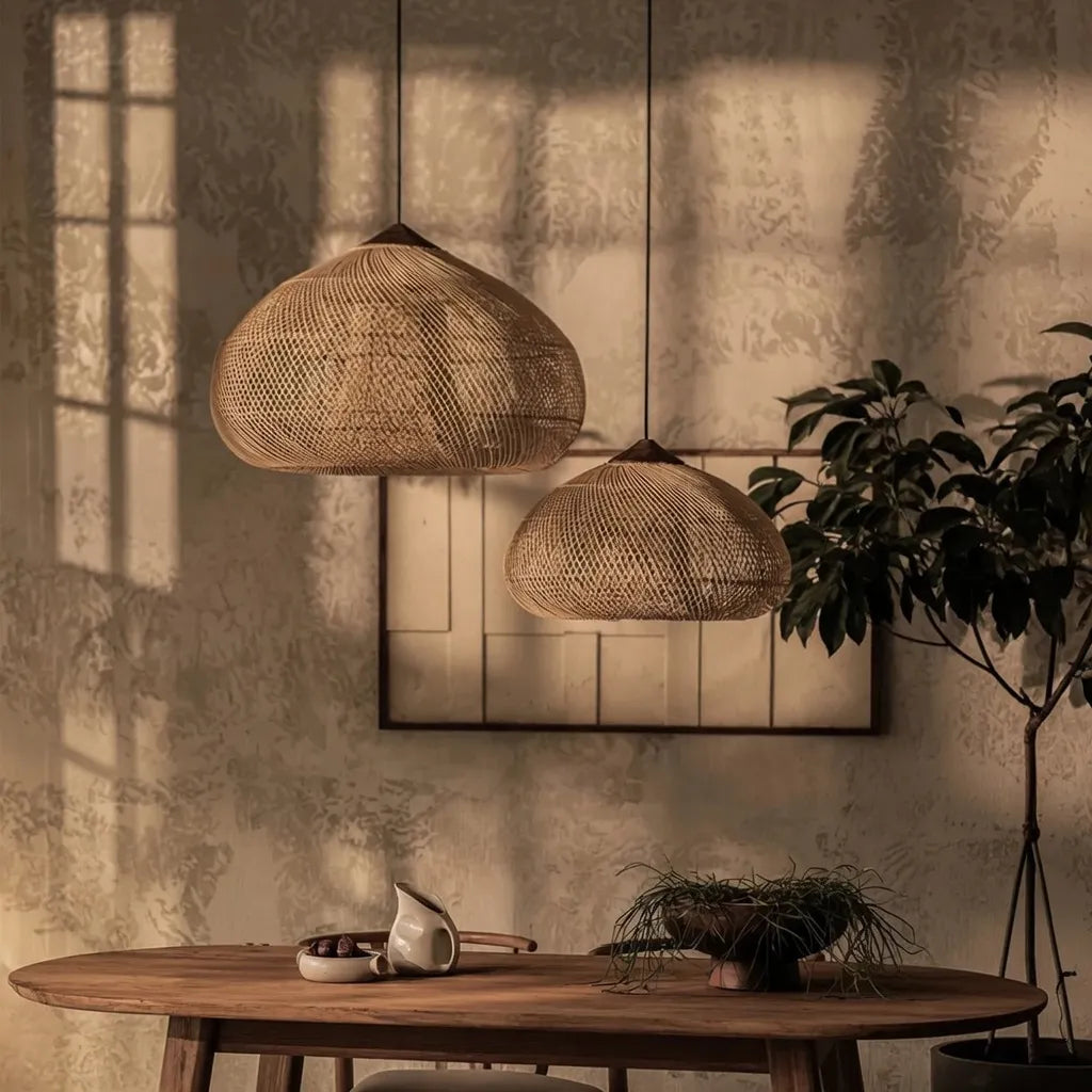 Handgeflochtene Rattan-Pendelleuchte mit offenem Flechtmuster und warmem, stimmungsvollem Licht