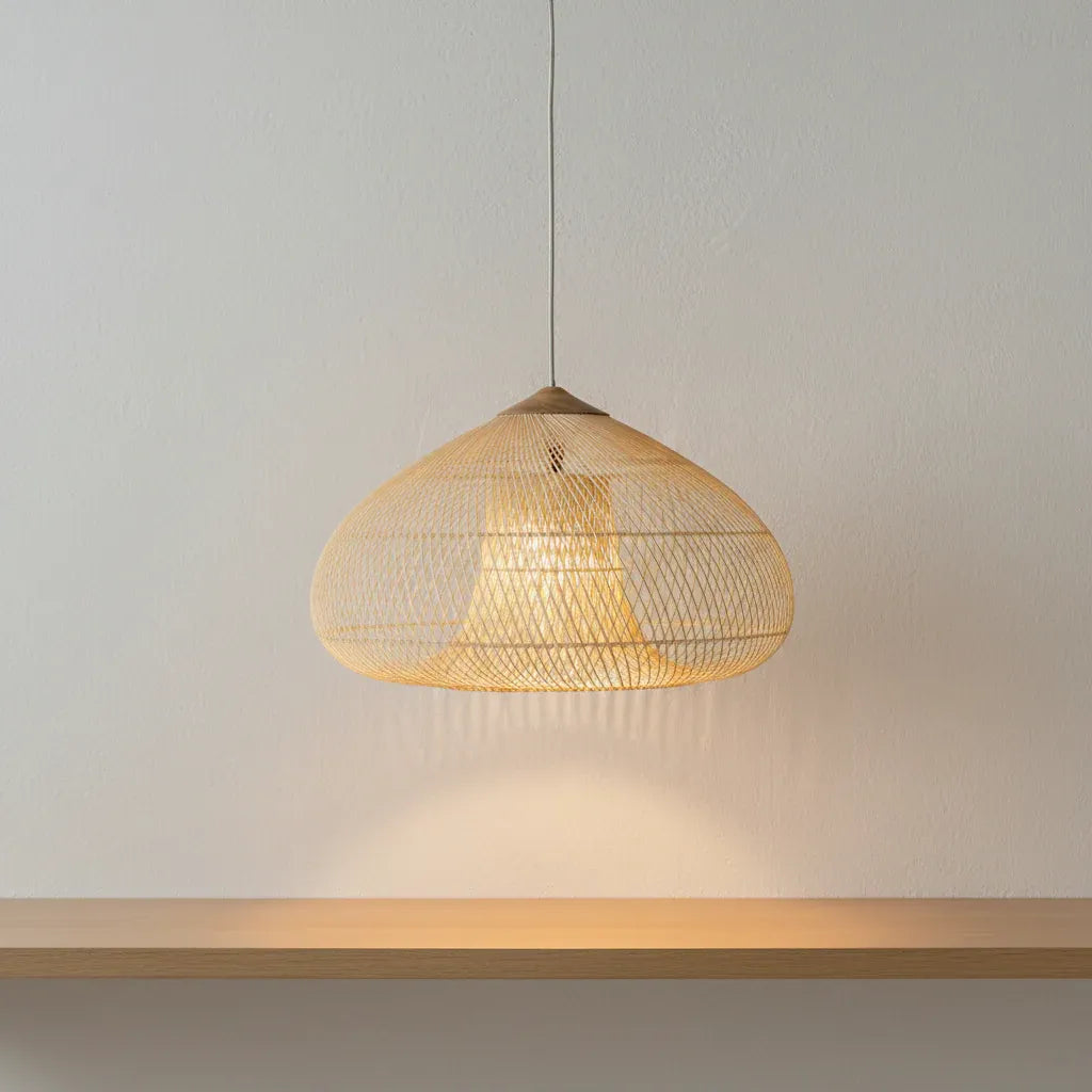 Handgeflochtene Rattan-Pendelleuchte mit offenem Flechtmuster und warmem, stimmungsvollem Licht