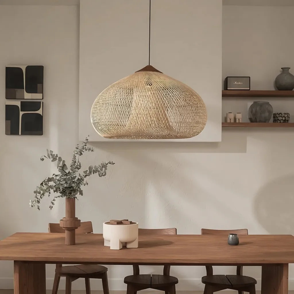 Handgeflochtene Rattan-Pendelleuchte mit offenem Flechtmuster und warmem, stimmungsvollem Licht
