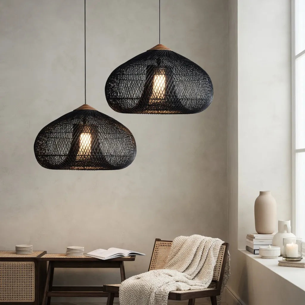 Handgeflochtene Rattan-Pendelleuchte mit offenem Flechtmuster und warmem, stimmungsvollem Licht