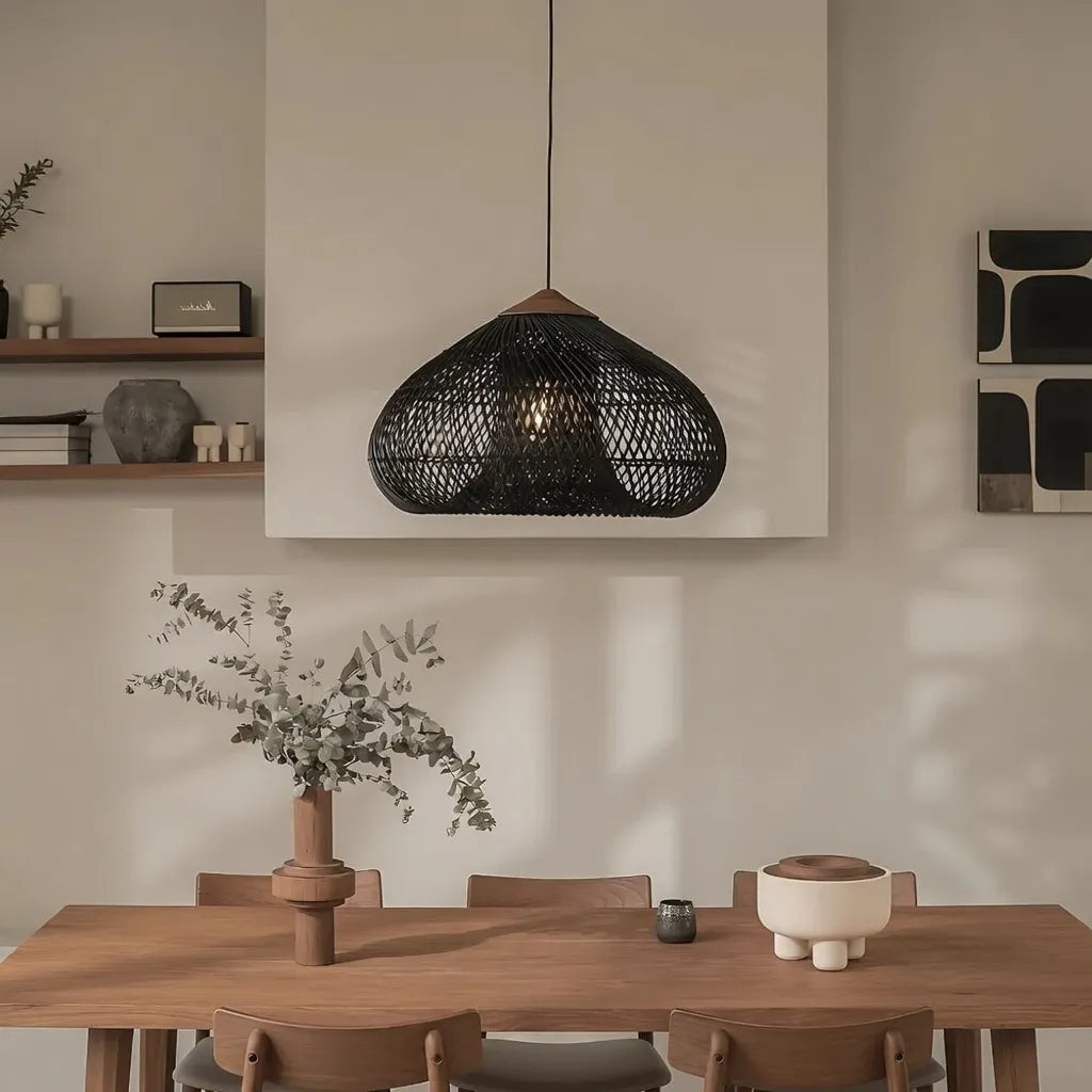 Handgeflochtene Rattan-Pendelleuchte mit offenem Flechtmuster und warmem, stimmungsvollem Licht