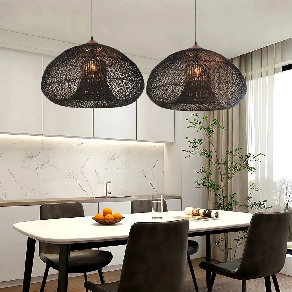 Handgeflochtene Rattan-Pendelleuchte mit offenem Flechtmuster und warmem, stimmungsvollem Licht