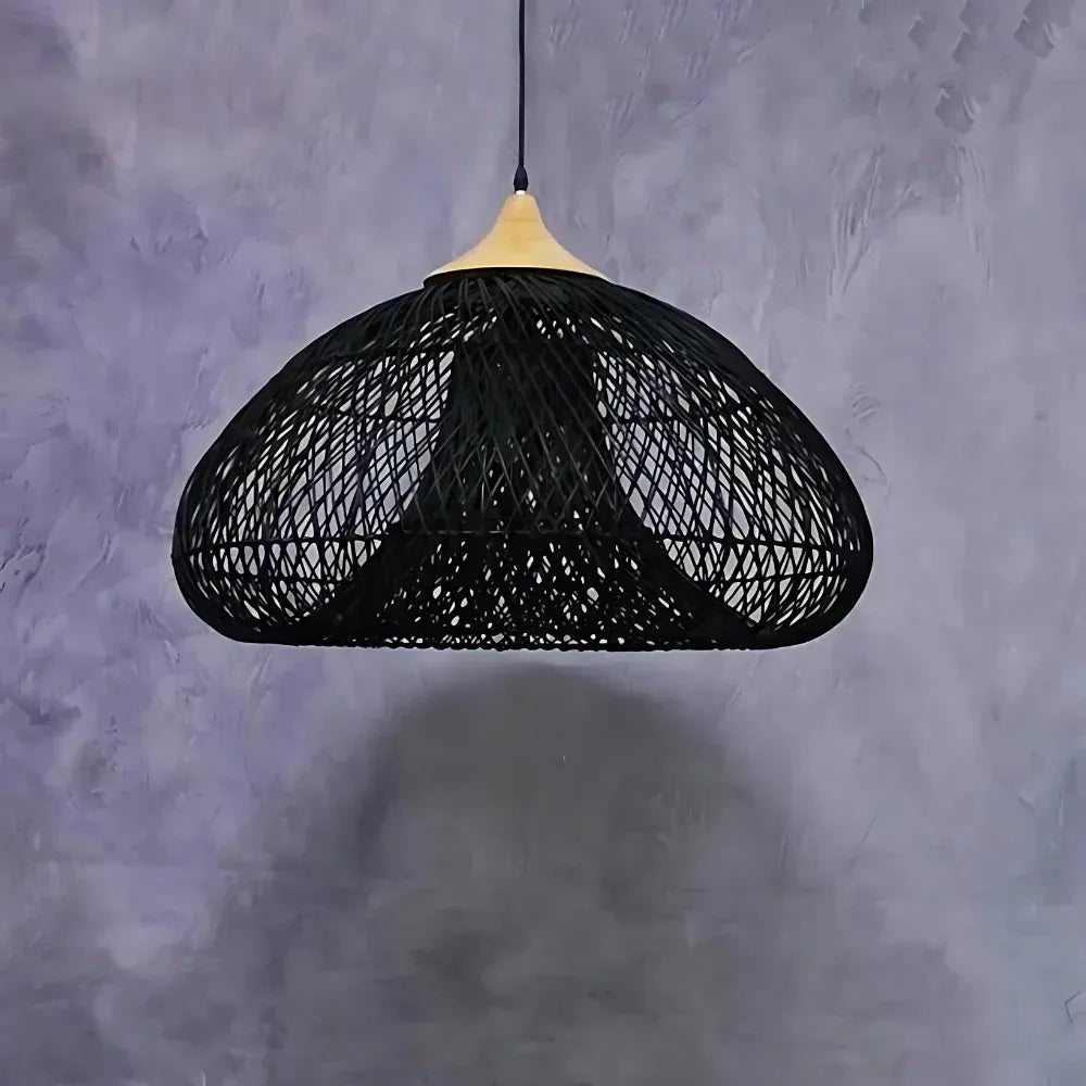 Handgeflochtene Rattan-Pendelleuchte mit offenem Flechtmuster und warmem, stimmungsvollem Licht