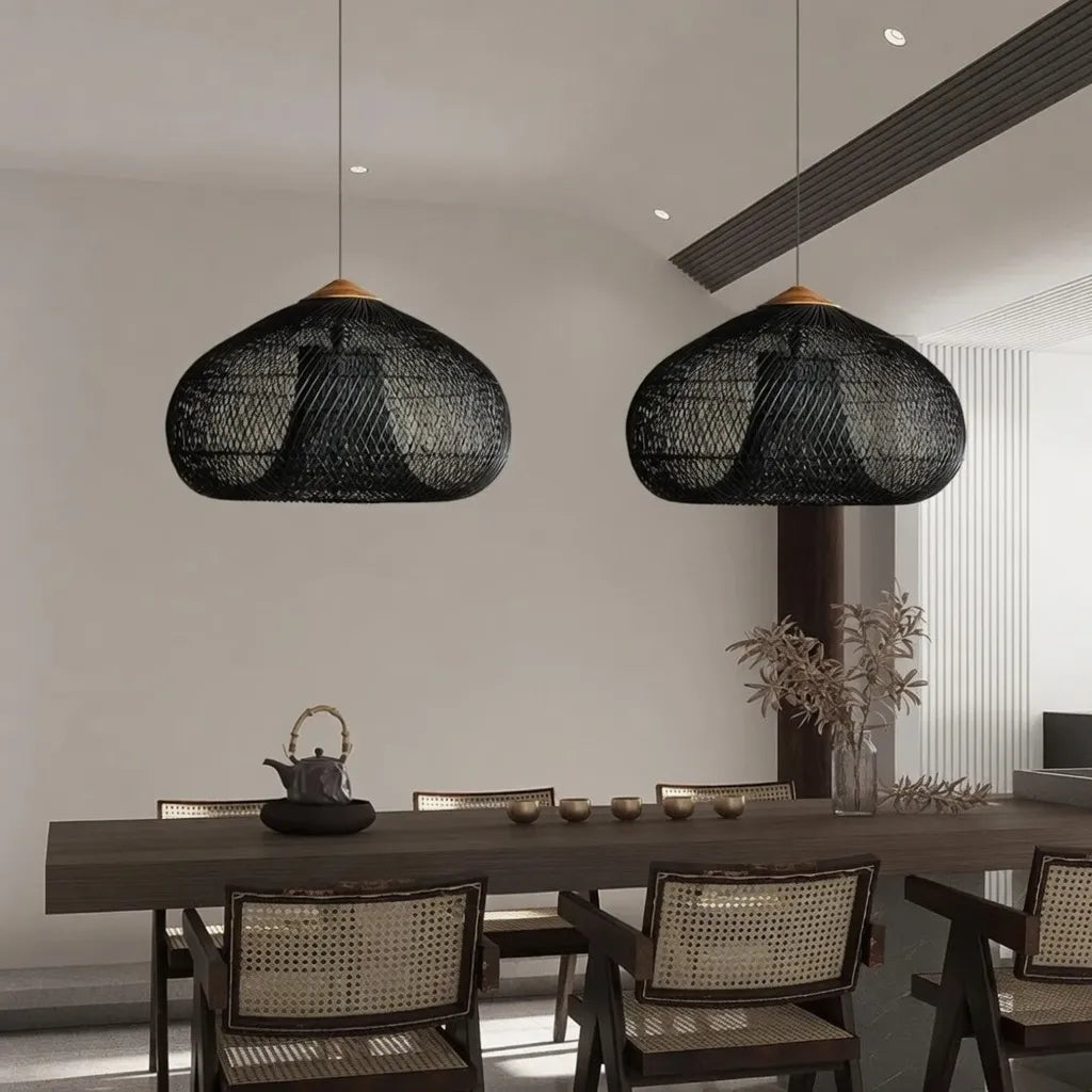 Handgeflochtene Rattan-Pendelleuchte mit offenem Flechtmuster und warmem, stimmungsvollem Licht