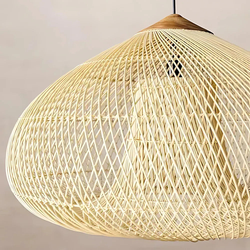Handgeflochtene Rattan-Pendelleuchte mit offenem Flechtmuster und warmem, stimmungsvollem Licht