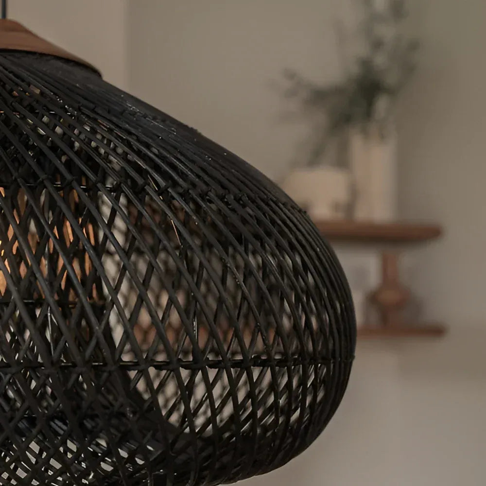 Handgeflochtene Rattan-Pendelleuchte mit offenem Flechtmuster und warmem, stimmungsvollem Licht