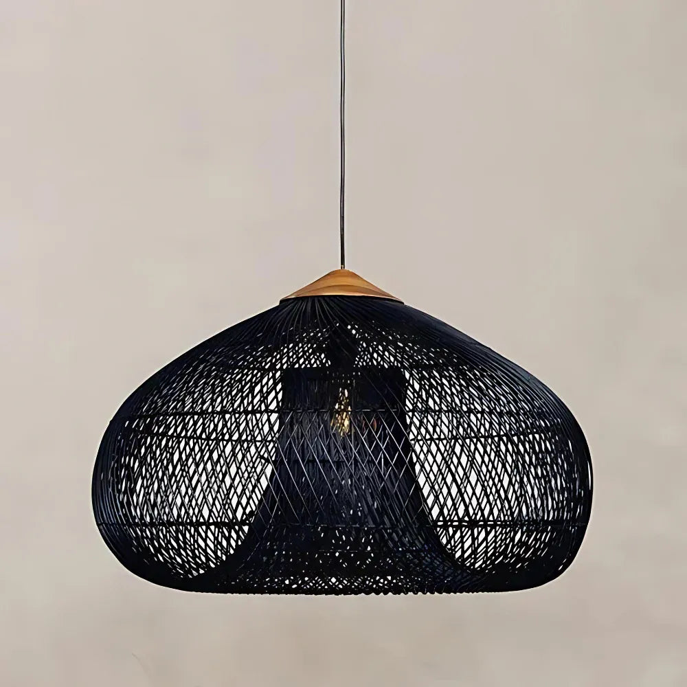 Handgeflochtene Rattan-Pendelleuchte mit offenem Flechtmuster und warmem, stimmungsvollem Licht