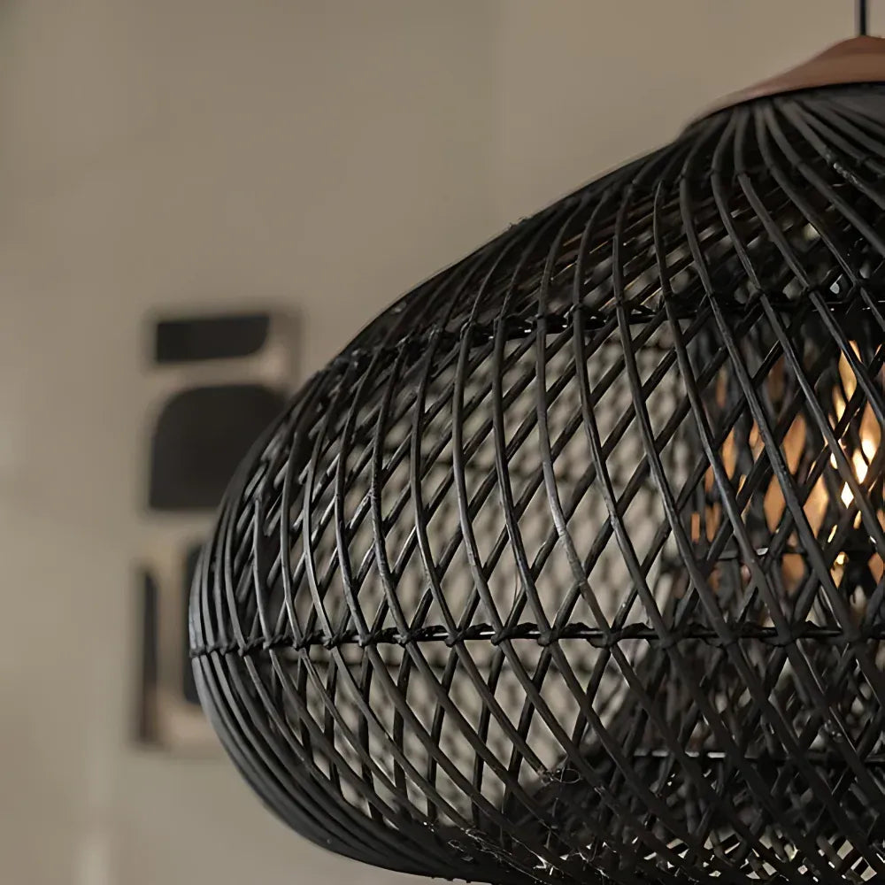 Handgeflochtene Rattan-Pendelleuchte mit offenem Flechtmuster und warmem, stimmungsvollem Licht