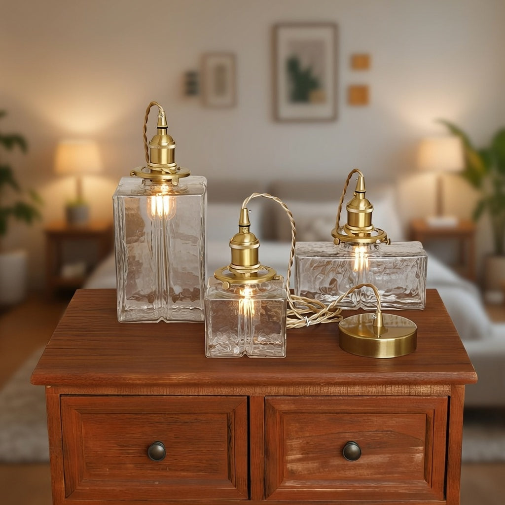 Suspension avec verre texturé à la main et éléments en laiton antique