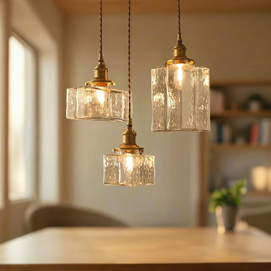 Suspension avec verre texturé à la main et éléments en laiton antique