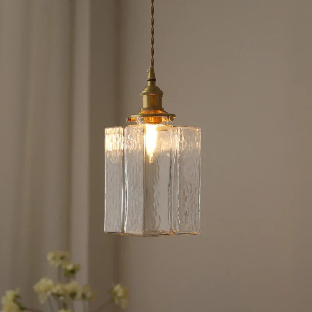 Suspension avec verre texturé à la main et éléments en laiton antique