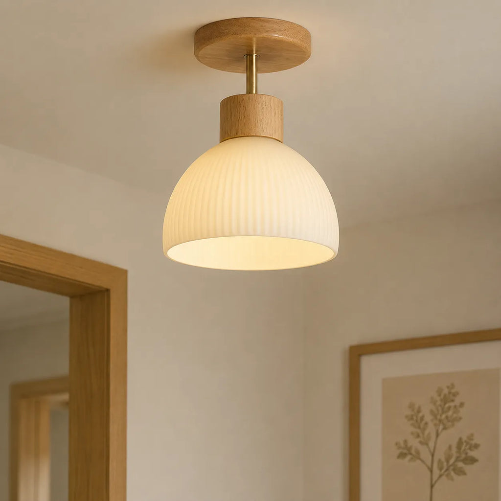 Plafonnier de cuisine avec touche de bois scandinave et abat-jour nervuré en forme de cloche