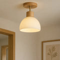 Plafonnier de cuisine avec touche de bois scandinave et abat-jour nervuré en forme de cloche