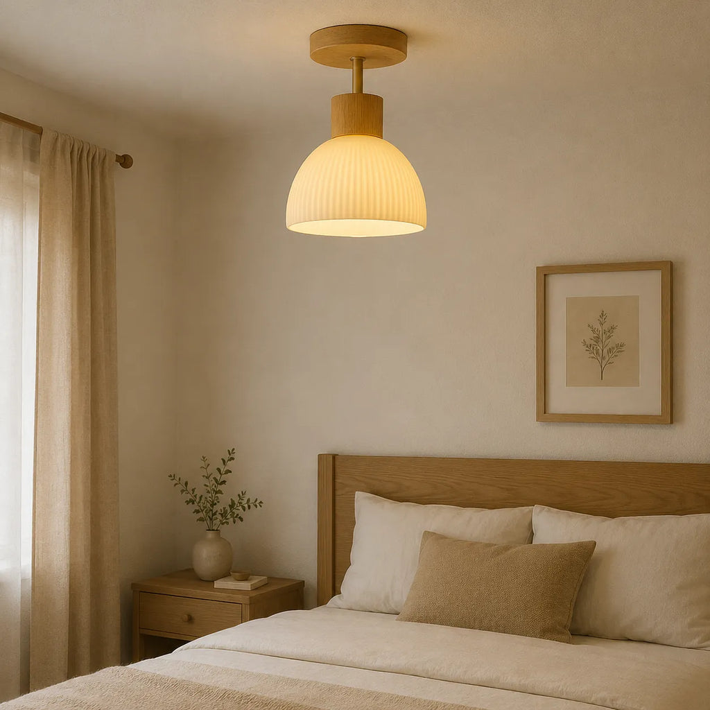 Plafonnier de cuisine avec touche de bois scandinave et abat-jour nervuré en forme de cloche