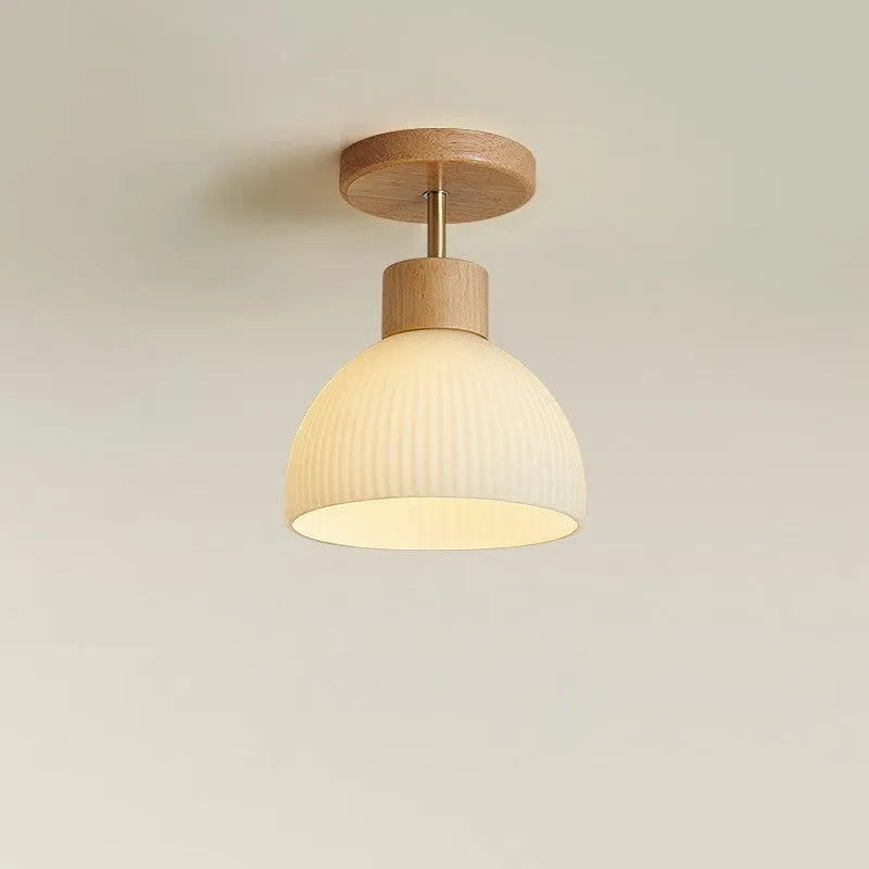 Plafonnier de cuisine avec touche de bois scandinave et abat-jour nervuré en forme de cloche