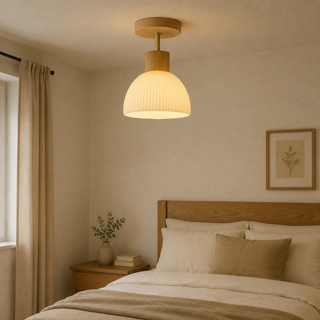 Plafonnier de cuisine avec touche de bois scandinave et abat-jour nervuré en forme de cloche