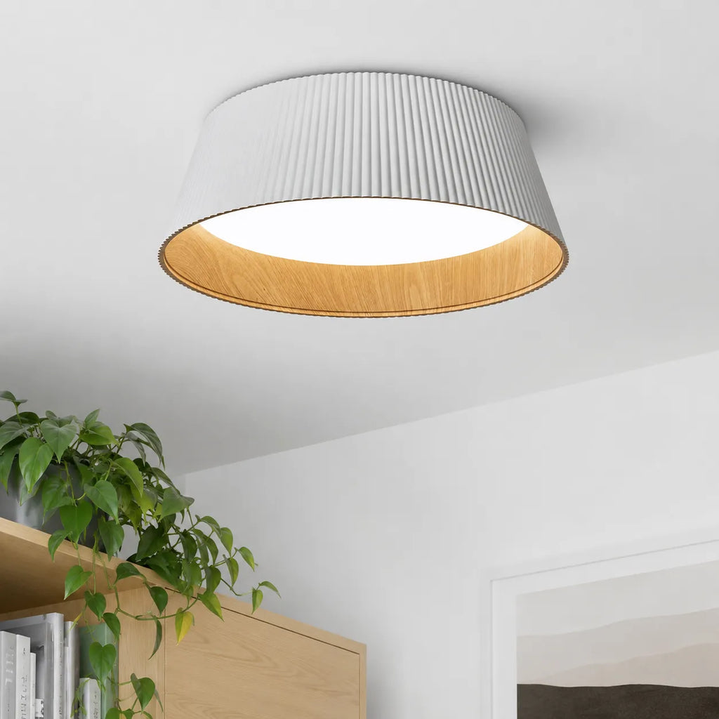 Plafonnier LED extra-plat avec détail en bois pour chambre et salon