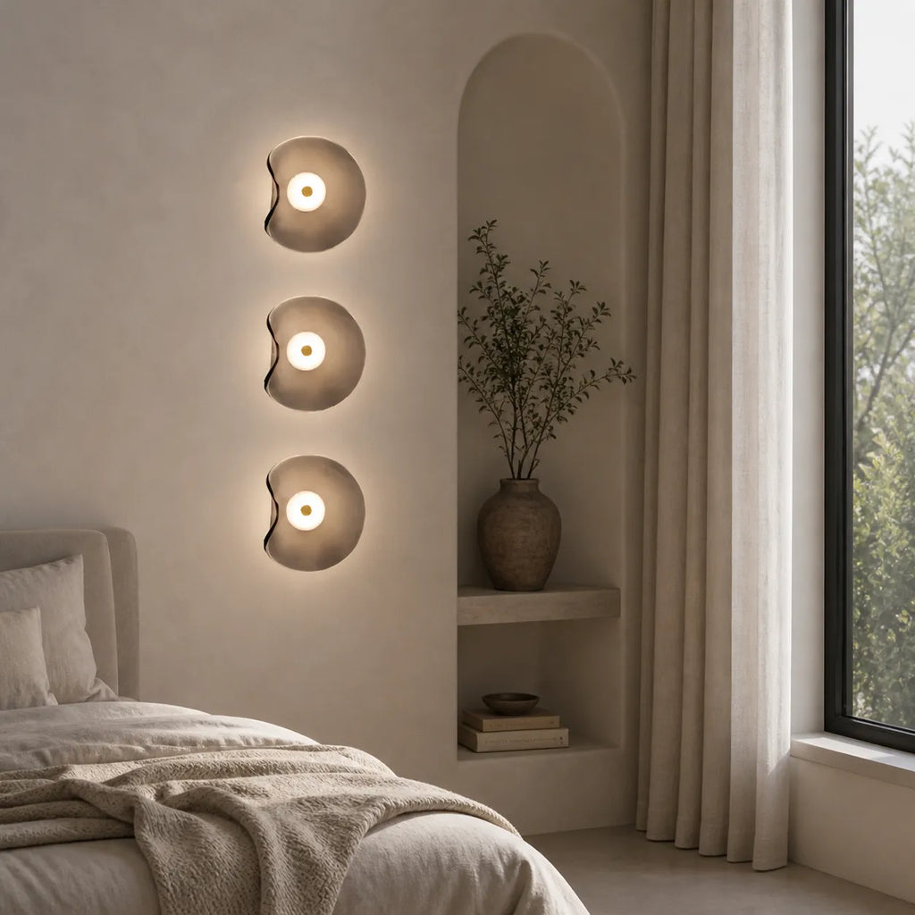Applique murale avec verre incurvé et éclairage vers le haut et vers le bas, au design moderne et contemporain