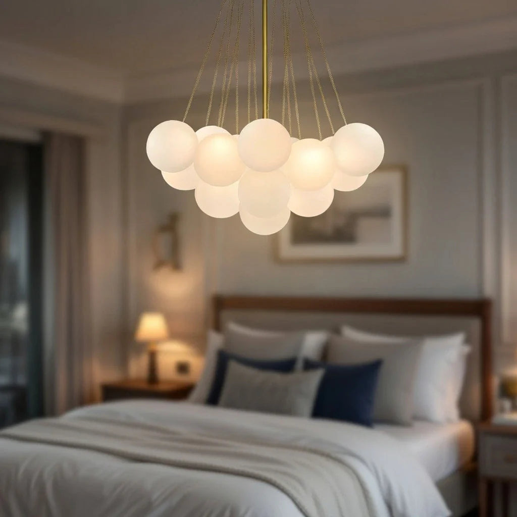 Glaskugel-Pendelleuchte mit Milchglas und moderner Metallaufhängung für das Esszimmer