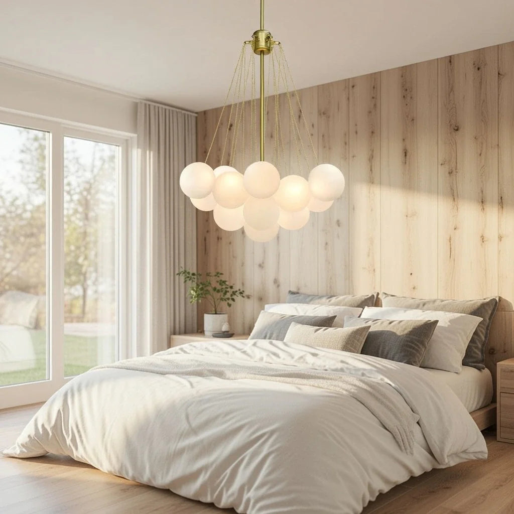 Glaskugel-Pendelleuchte mit Milchglas und moderner Metallaufhängung für das Esszimmer