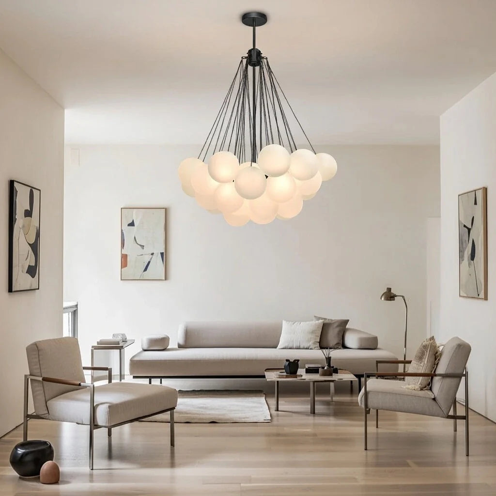 Glaskugel-Pendelleuchte mit Milchglas und moderner Metallaufhängung für das Esszimmer