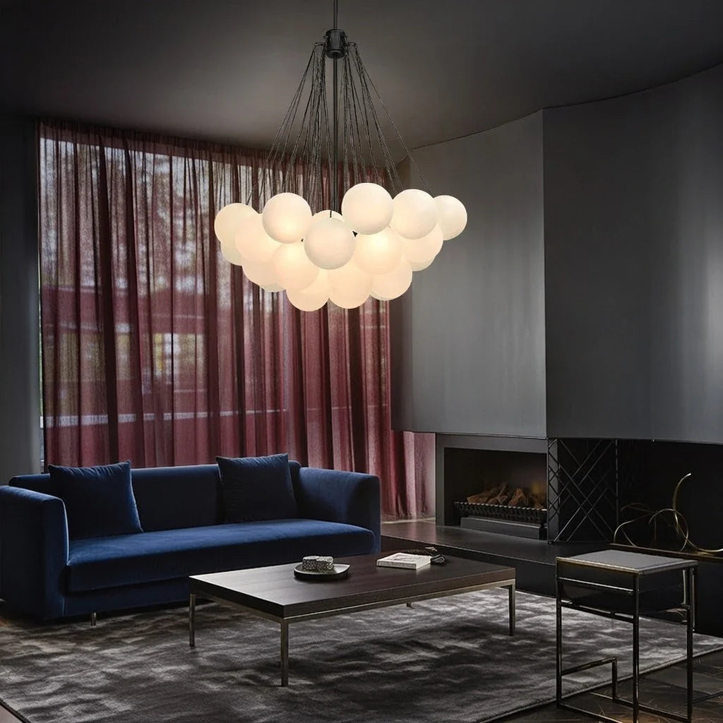 Glaskugel-Pendelleuchte mit Milchglas und moderner Metallaufhängung für das Esszimmer