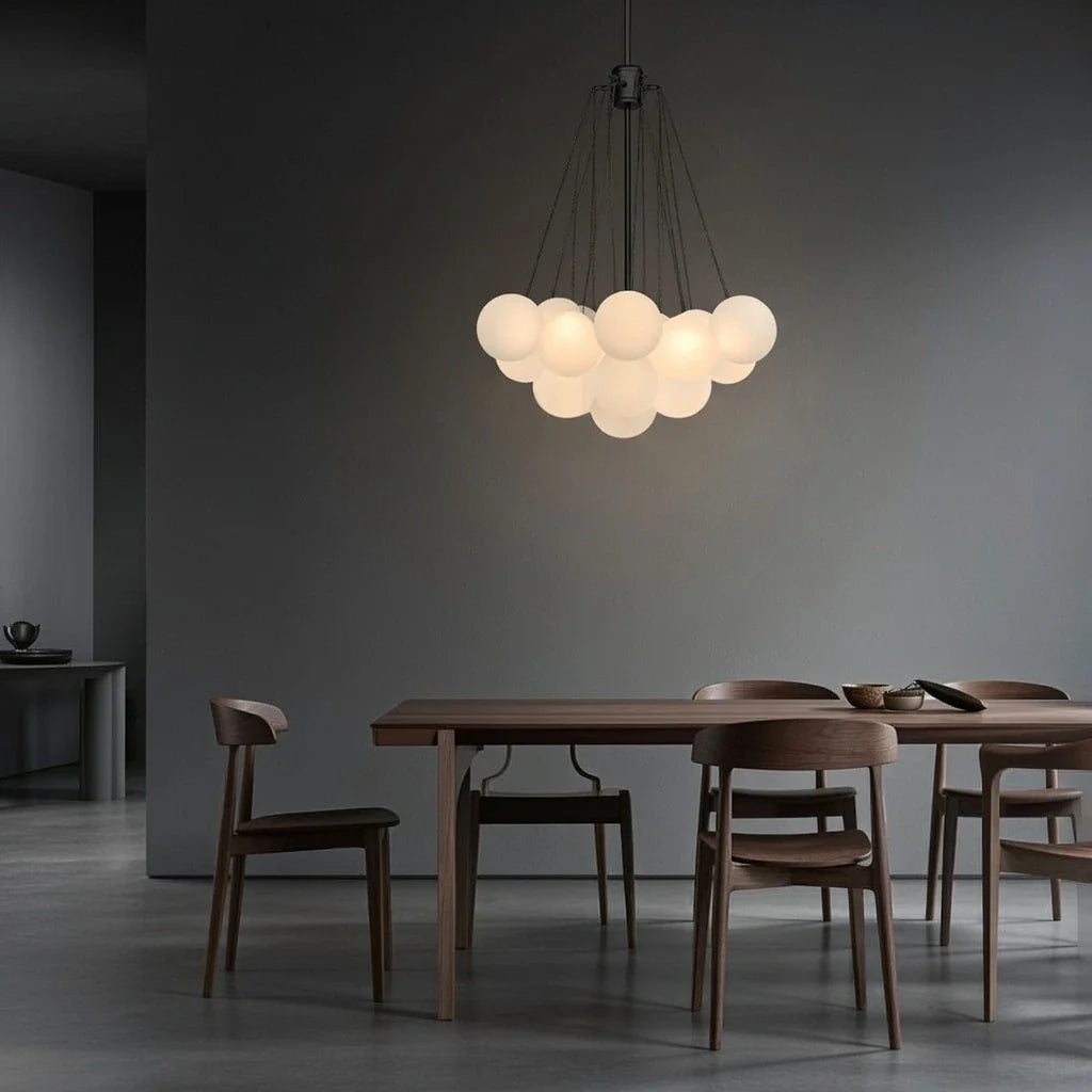 Glaskugel-Pendelleuchte mit Milchglas und moderner Metallaufhängung für das Esszimmer