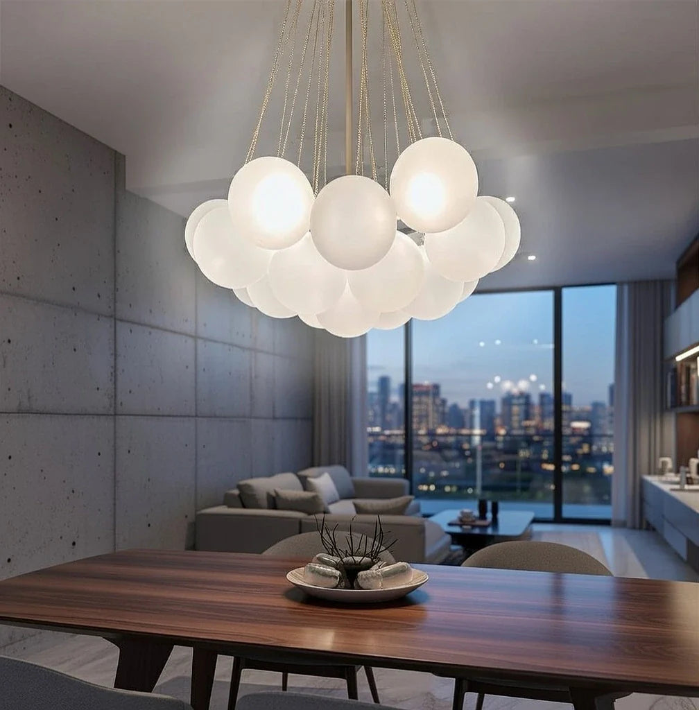 Glaskugel-Pendelleuchte mit Milchglas und moderner Metallaufhängung für das Esszimmer