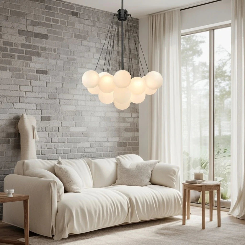 Glaskugel-Pendelleuchte mit Milchglas und moderner Metallaufhängung für das Esszimmer