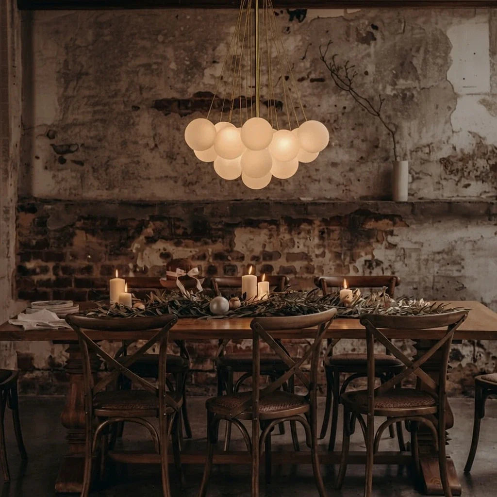 Glaskugel-Pendelleuchte mit Milchglas und moderner Metallaufhängung für das Esszimmer
