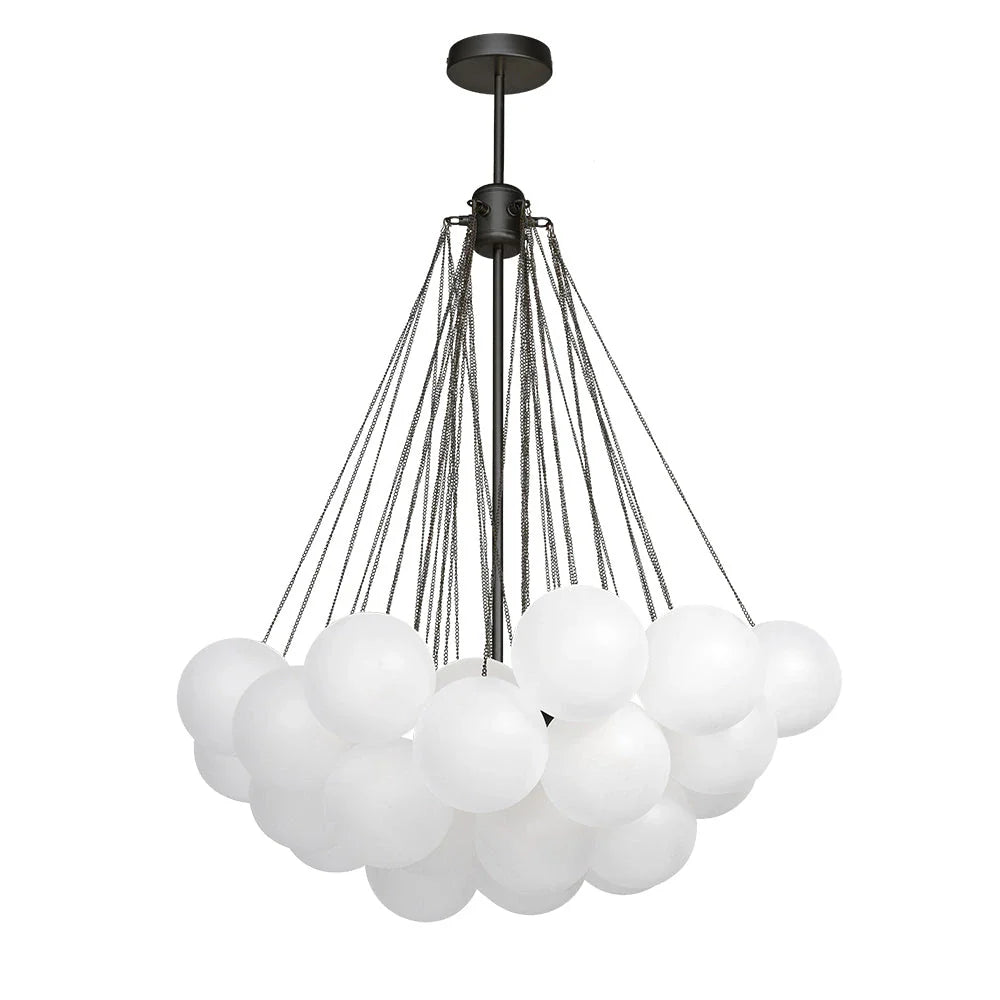 Glaskugel-Pendelleuchte mit Milchglas und moderner Metallaufhängung für das Esszimmer