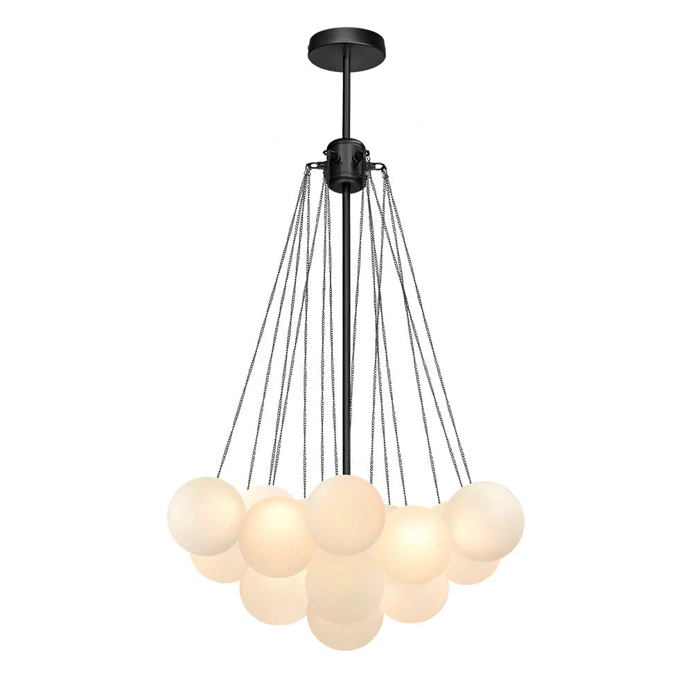 Glaskugel-Pendelleuchte mit Milchglas und moderner Metallaufhängung für das Esszimmer