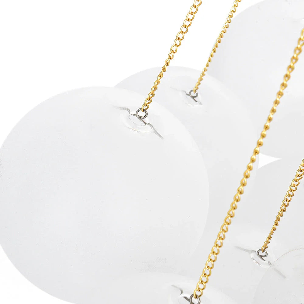 Glaskugel-Pendelleuchte mit Milchglas und moderner Metallaufhängung für das Esszimmer