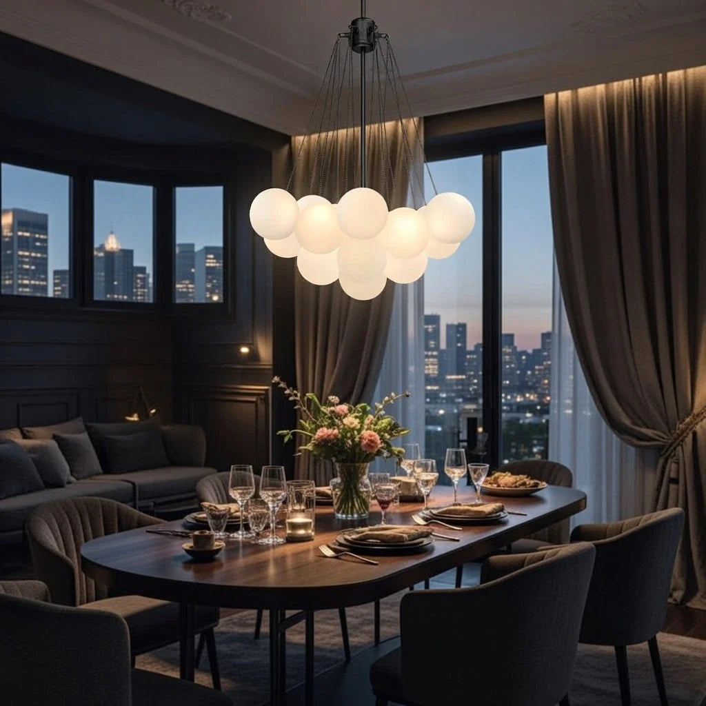 Glaskugel-Pendelleuchte mit Milchglas und moderner Metallaufhängung für das Esszimmer