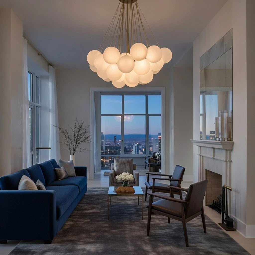 Glaskugel-Pendelleuchte mit Milchglas und moderner Metallaufhängung für das Esszimmer