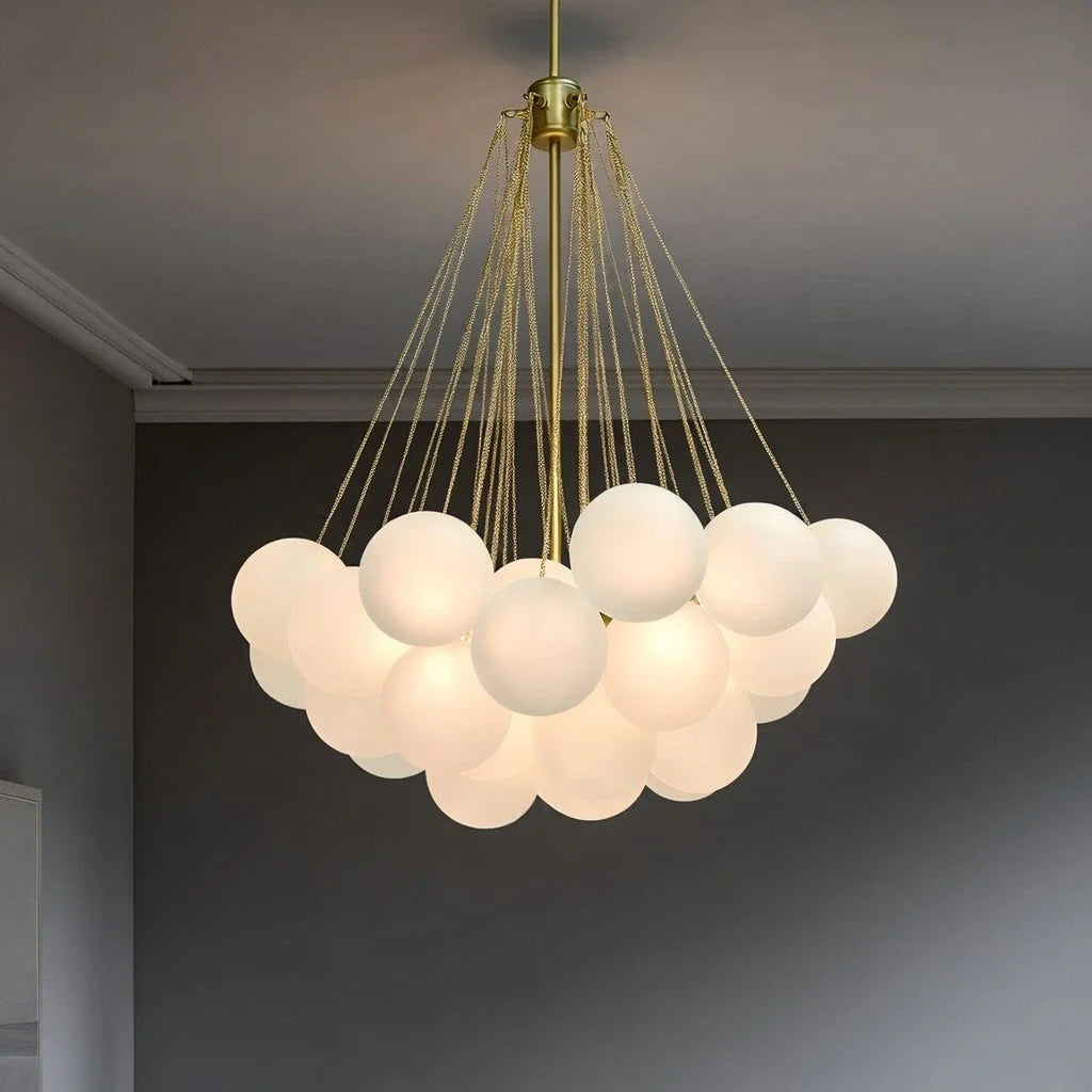 Glaskugel-Pendelleuchte mit Milchglas und moderner Metallaufhängung für das Esszimmer