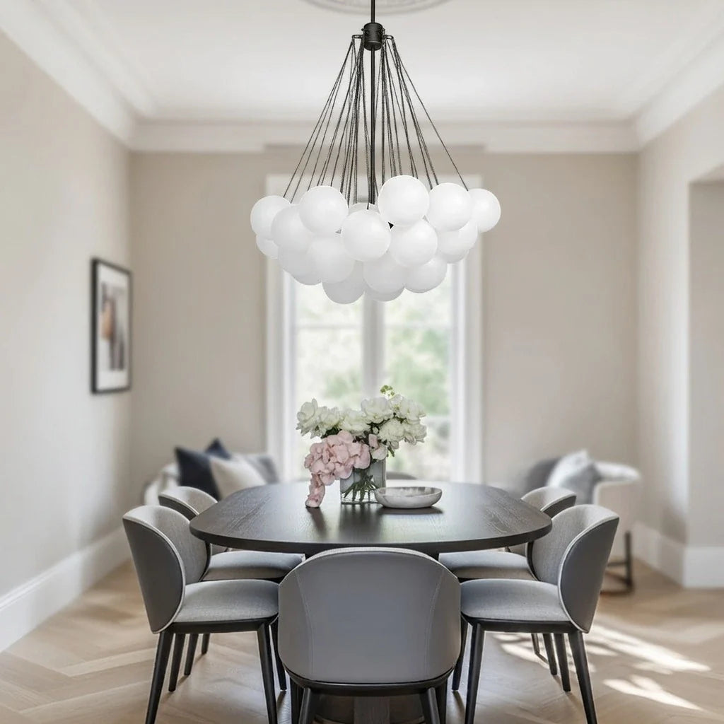 Glaskugel-Pendelleuchte mit Milchglas und moderner Metallaufhängung für das Esszimmer