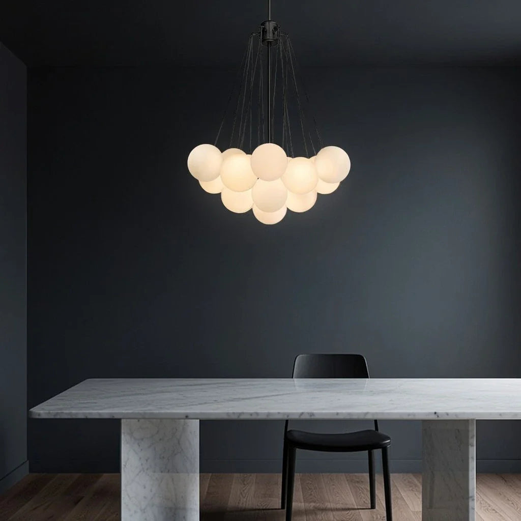 Glaskugel-Pendelleuchte mit Milchglas und moderner Metallaufhängung für das Esszimmer