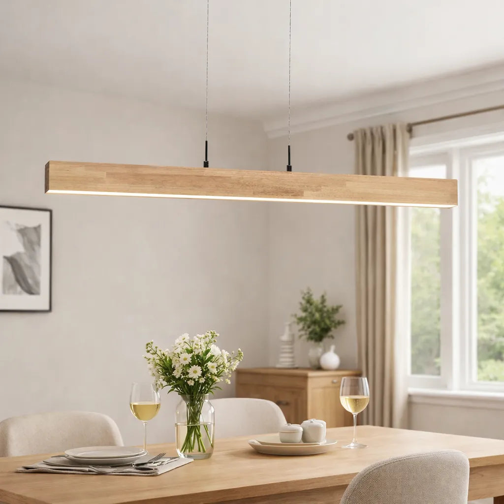 Lampada a sospensione lineare con LED dimmerabile e dettaglio in legno naturale, per una sala da pranzo moderna