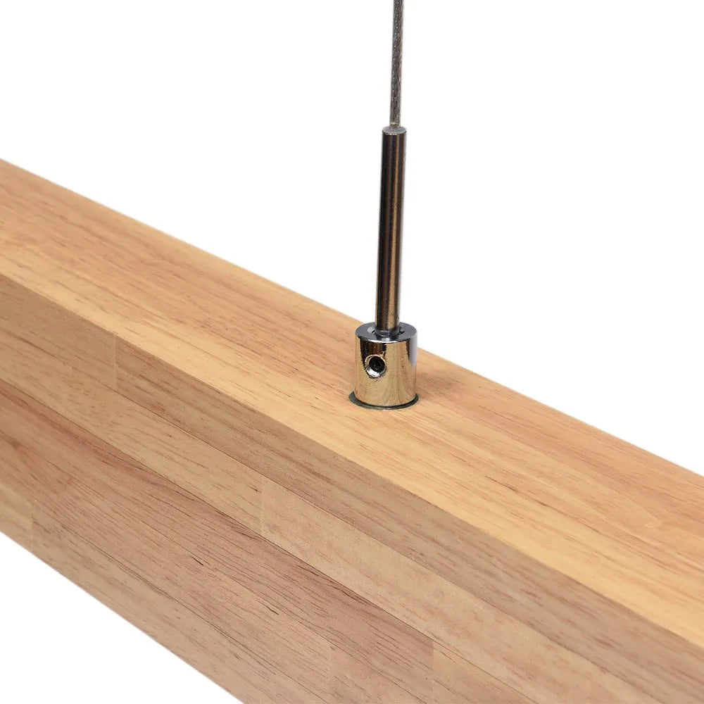 Lampada a sospensione lineare con LED dimmerabile e dettaglio in legno naturale, per una sala da pranzo moderna