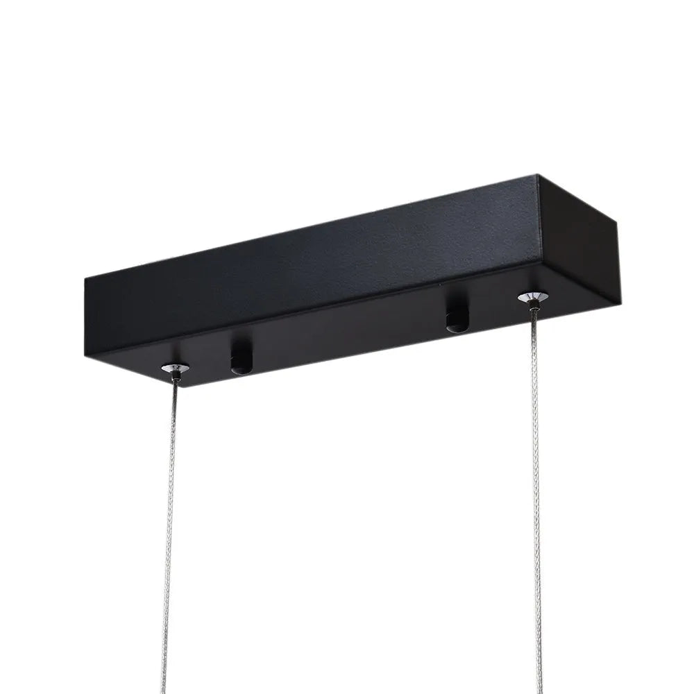Lampada a sospensione lineare con LED dimmerabile e dettaglio in legno naturale, per una sala da pranzo moderna