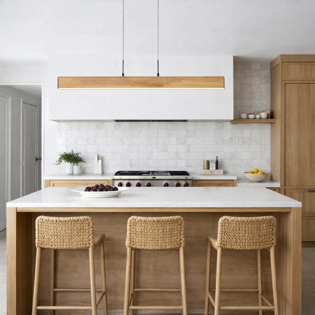 Lampada a sospensione lineare con LED dimmerabile e dettaglio in legno naturale, per una sala da pranzo moderna
