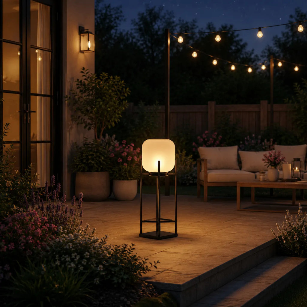 Solar-Stehlampe mit LED und wetterfestem IP65-Design zur Beleuchtung von Garten, Terrasse und Wegen