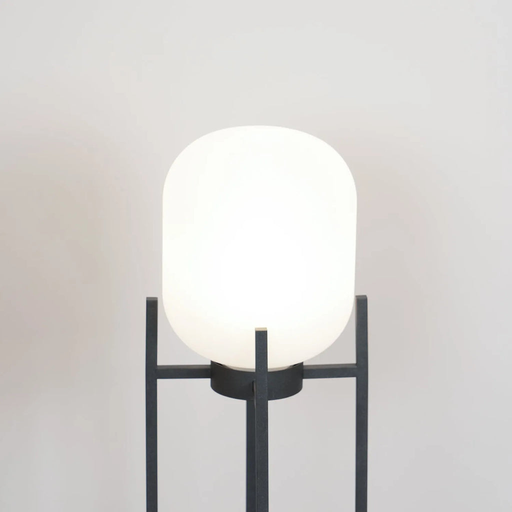 Solar-Stehlampe mit LED und wetterfestem IP65-Design zur Beleuchtung von Garten, Terrasse und Wegen
