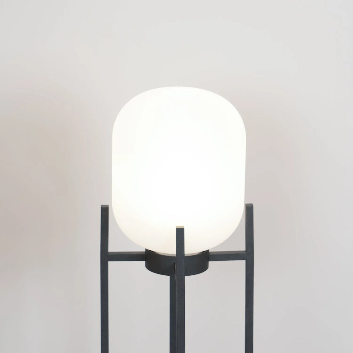 Solar-Stehlampe mit LED und wetterfestem IP65-Design zur Beleuchtung von Garten, Terrasse und Wegen