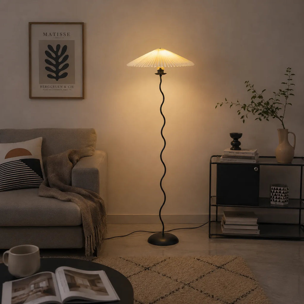 Stehlampe mit modernem, skulpturalem Metallsockel und Stoffschirm, 150 cm hohe Standleuchte