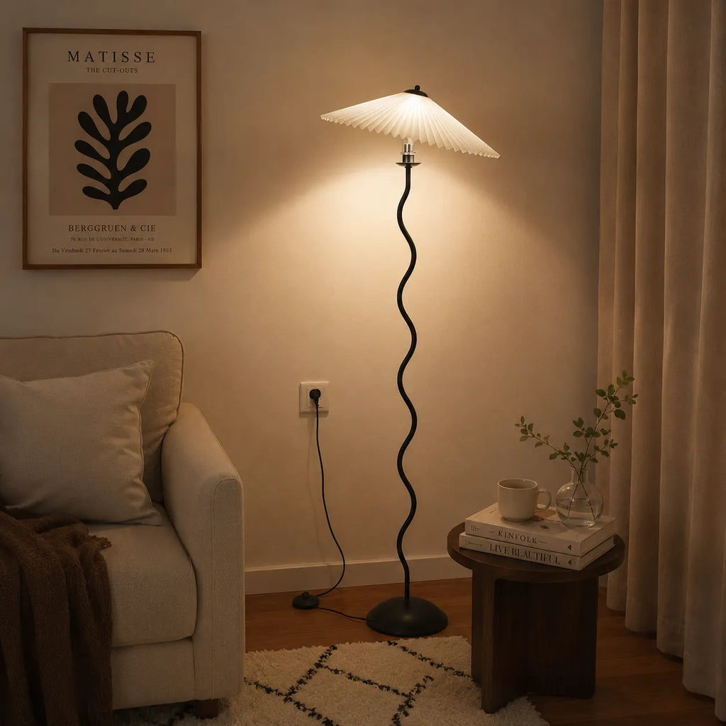 Stehlampe mit modernem, skulpturalem Metallsockel und Stoffschirm, 150 cm hohe Standleuchte