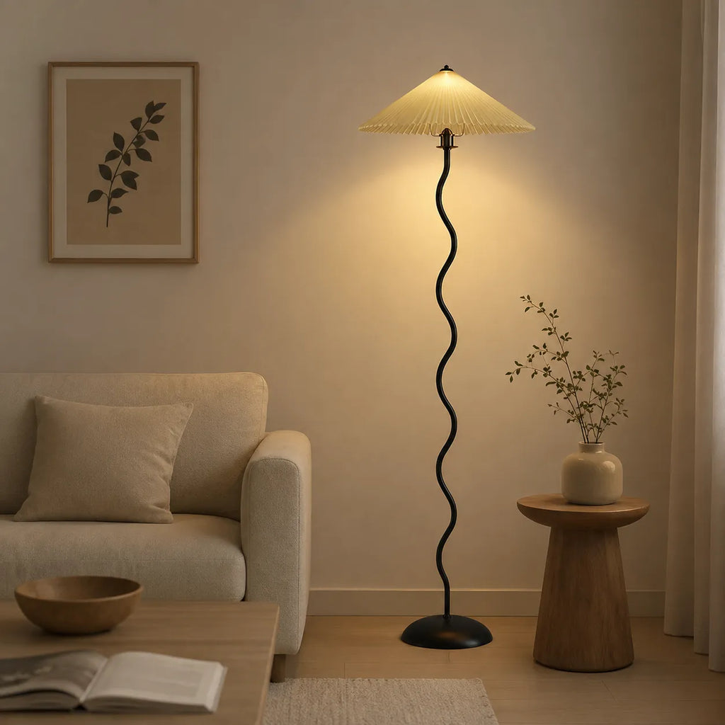 Stehlampe mit modernem, skulpturalem Metallsockel und Stoffschirm, 150 cm hohe Standleuchte